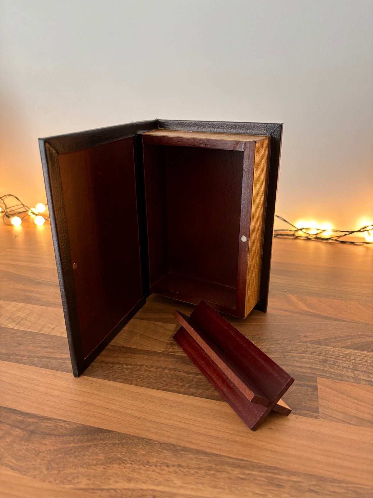 Alien wooden stash book